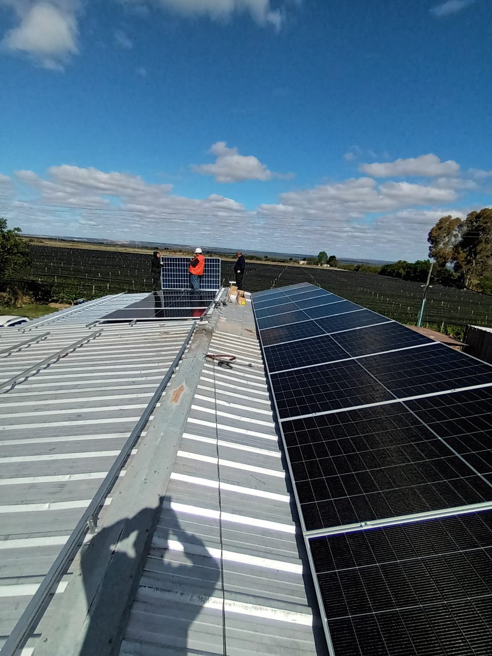 Sistema solar sobre techo en entorno rural